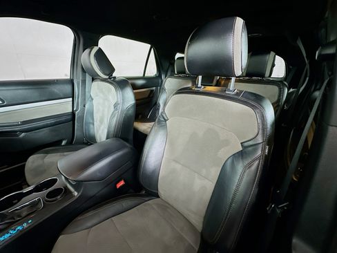 Used 2017 Ford Explorer XLT w/ Equipment Group 202A image 19