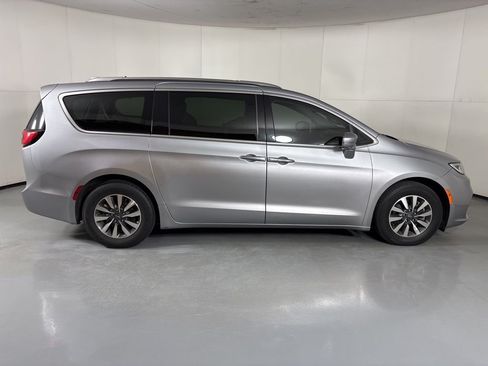 Used 2021 Chrysler Pacifica Touring-L FWD image 9