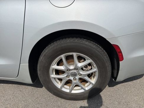 Used 2023 Chrysler Pacifica Touring-L FWD image 25