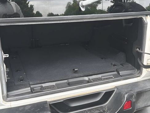 Used 2019 Jeep Wrangler Unlimited Sahara AWD/4WD image 13