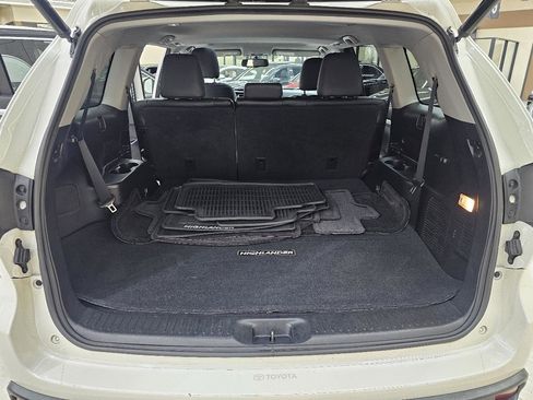 Used 2015 Toyota Highlander XLE AWD/4WD image 12