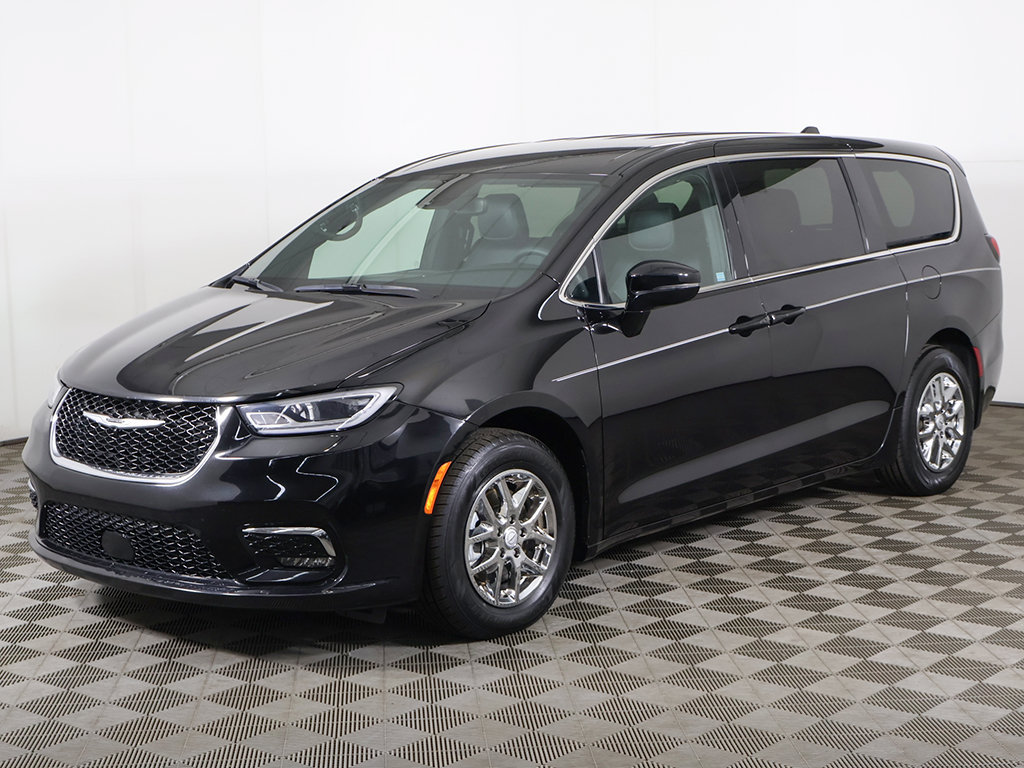 Used 2025 Chrysler Pacifica Select FWD image 10