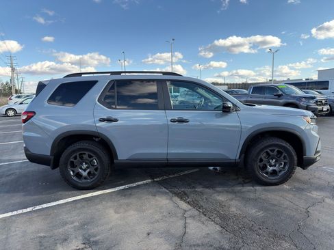 Used 2025 Honda Pilot TrailSport image 9
