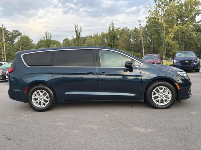 Used 2023 Chrysler Pacifica Touring-L FWD image 2