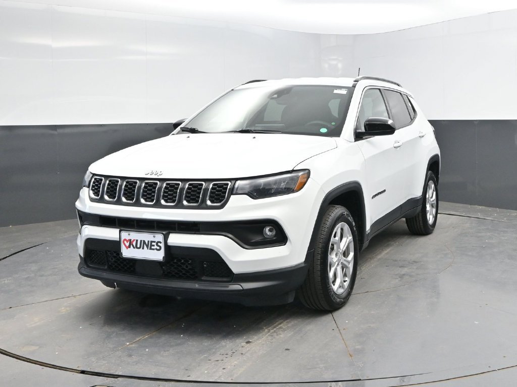 Used 2024 Jeep Compass Latitude AWD/4WD image 3