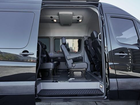 Used 2018 Mercedes-Benz Sprinter 2500 image 23