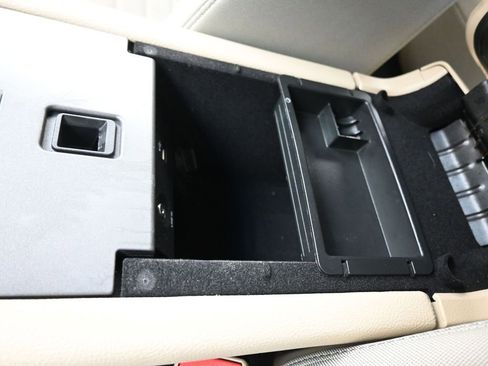 Used 2017 Ford Taurus SE image 21