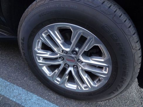 Used 2023 GMC Yukon SLT w/ SLT Luxury Package image 12