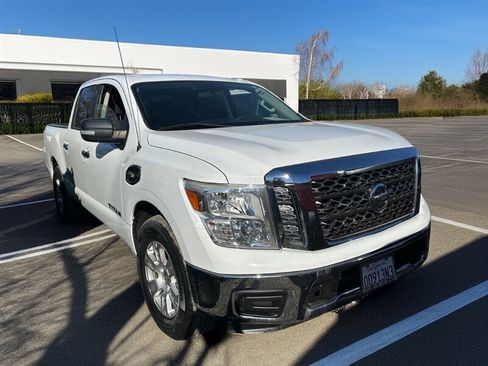 Used 2017 Nissan Titan SV image 19