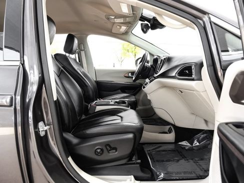Used 2018 Chrysler Pacifica Touring-L Plus w/ Advanced Safetytec Group FWD image 36