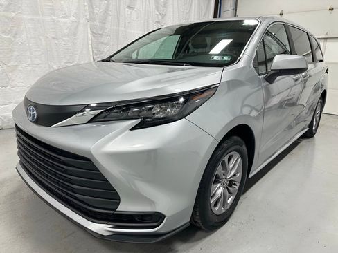 Used 2025 Toyota Sienna LE image 3