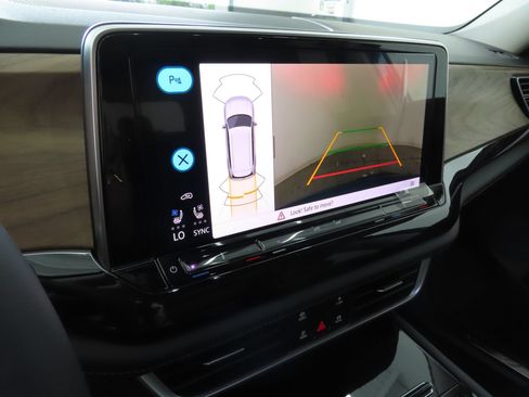 Used 2025 Volkswagen Atlas SE FWD image 18