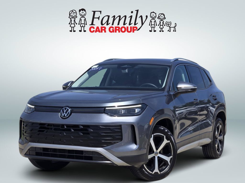 Used 2025 Volkswagen Tiguan SE AWD/4WD image 1