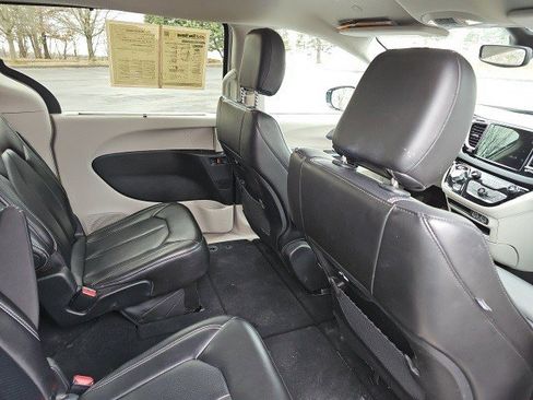 Used 2024 Chrysler Pacifica Touring-L image 17
