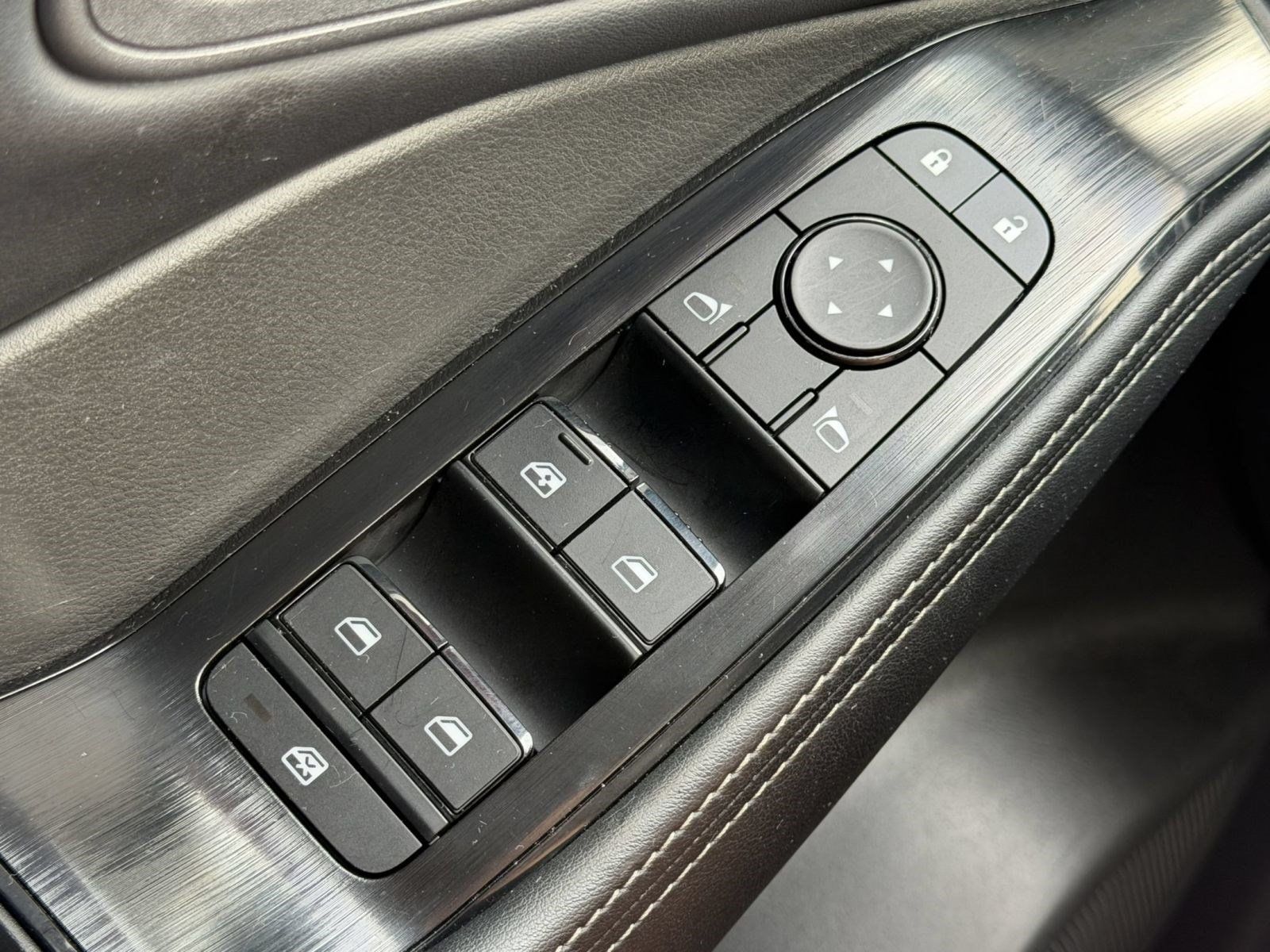 Used 2025 Nissan Rogue SV AWD/4WD image 32