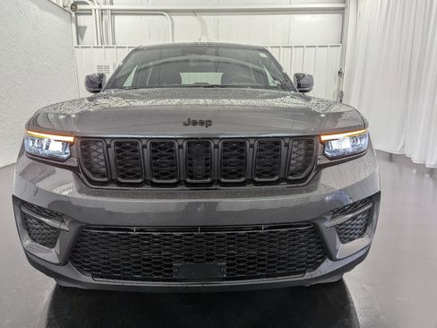 New 2025 Jeep Grand Cherokee Altitude image 4