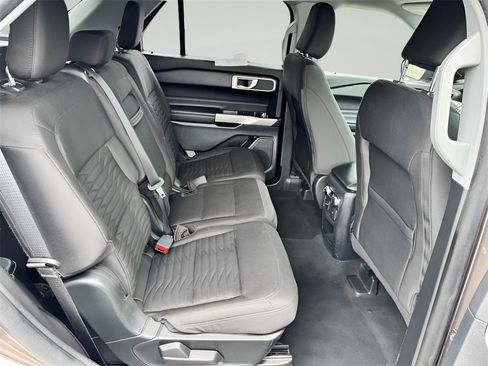 Used 2021 Ford Explorer XLT image 30