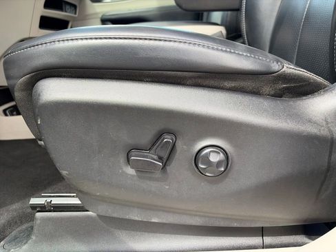 Used 2023 Chrysler Pacifica Touring-L FWD image 20