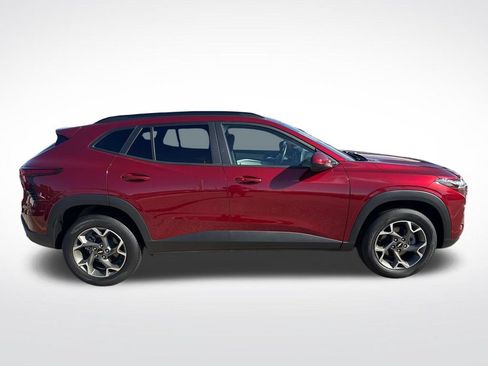 Used 2025 Chevrolet Trax LT w/ LT Convenience Package FWD image 12