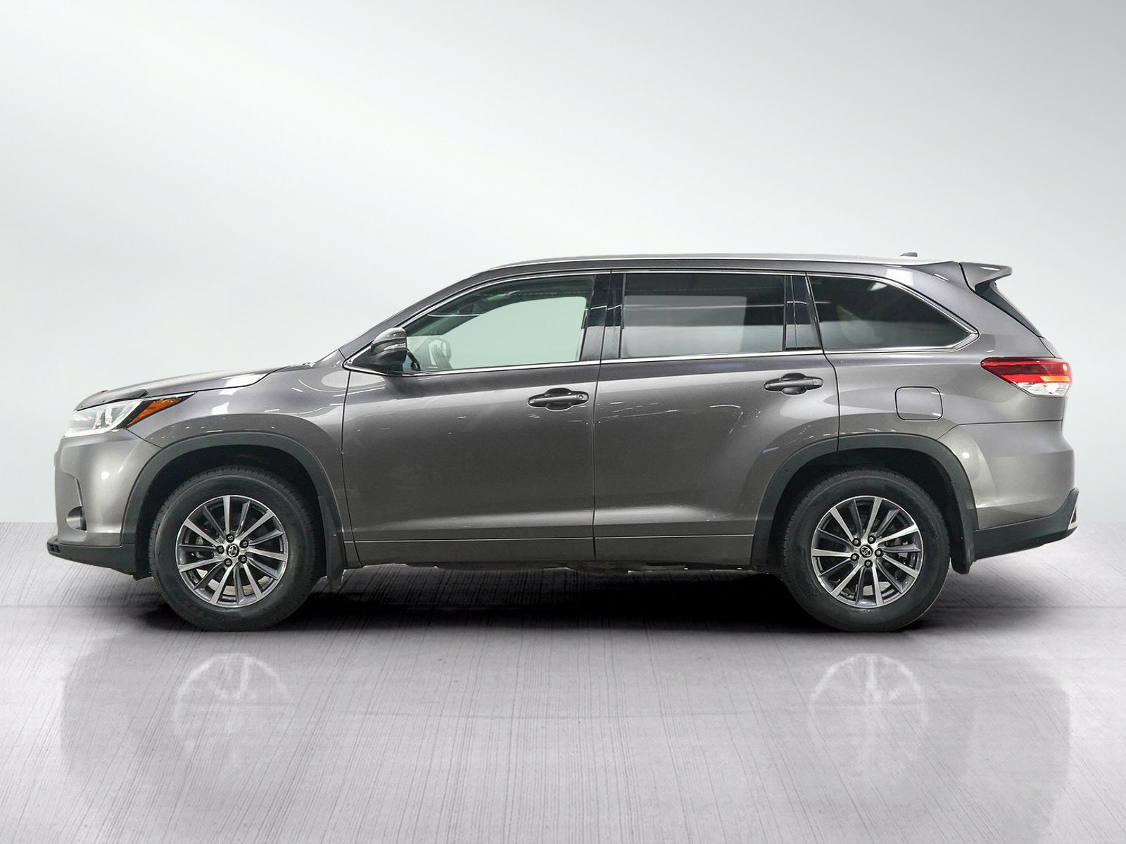 Used 2018 Toyota Highlander XLE AWD/4WD image 2