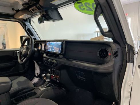 Used 2025 Jeep Wrangler Unlimited Rubicon image 17