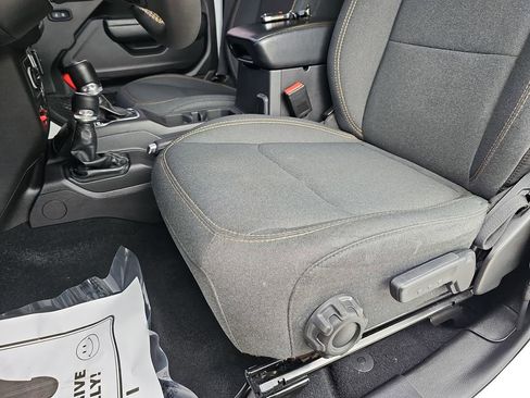 Used 2024 Jeep Wrangler Unlimited image 34