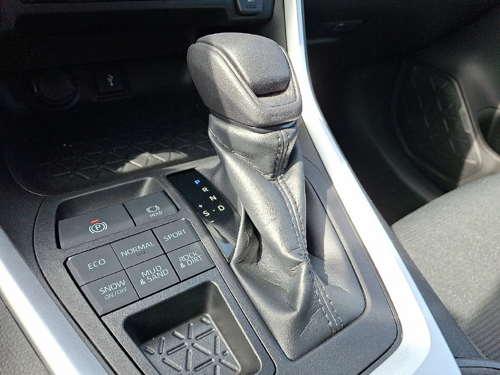 Used 2022 Toyota RAV4 LE AWD/4WD image 15