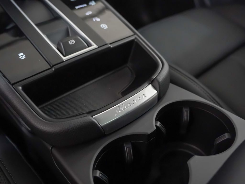 Certified 2026 Porsche Macan AWD/4WD image 34