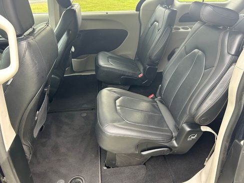 Used 2019 Chrysler Pacifica Touring-L w/ Tire & Wheel Group FWD image 12