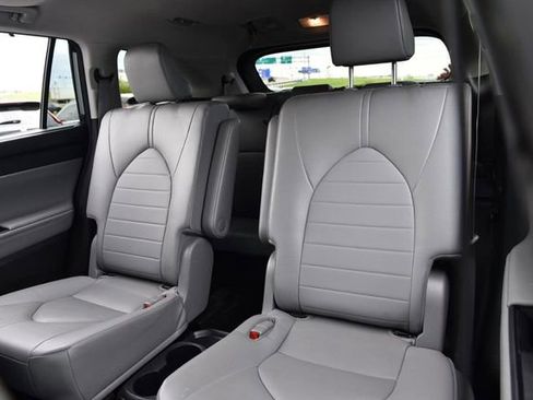Used 2023 Toyota Highlander XLE AWD/4WD image 25