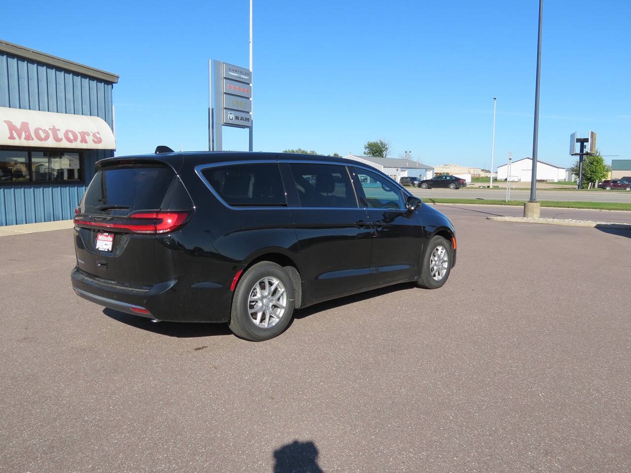 Used 2027 Chrysler Pacifica Select FWD image 4
