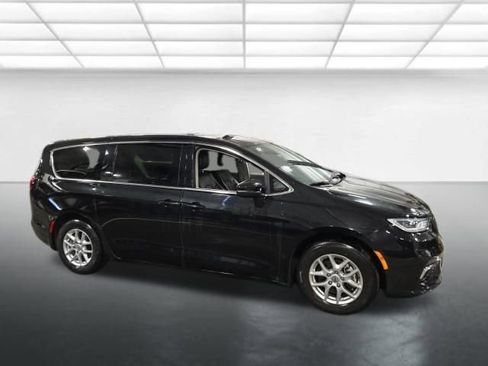 Used 2023 Chrysler Pacifica Touring-L FWD image 3