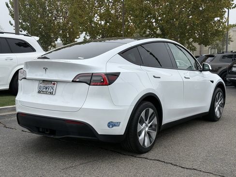 Used 2021 Tesla Model Y Long Range image 8