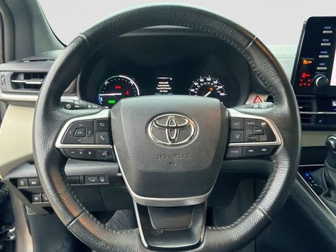 Used 2024 Toyota Sienna XLE FWD image 24