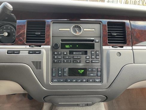 Used 2006 Lincoln Town Car Signature Limited image 28