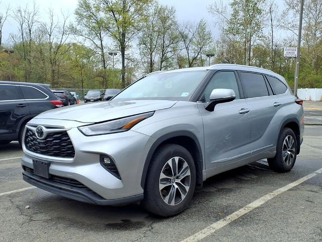 Used 2021 Toyota Highlander XLE AWD/4WD image 3