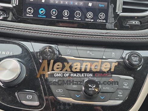 Used 2020 Chrysler Pacifica Limited image 25