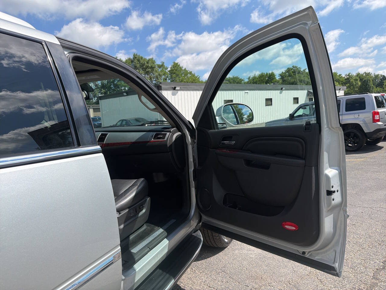 Used 2013 Cadillac Escalade Luxury AWD/4WD image 21