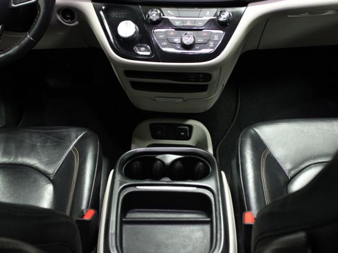 Used 2017 Chrysler Pacifica Touring-L image 21