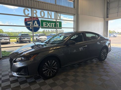 Used 2024 Nissan Altima 2.5 SV FWD image 3