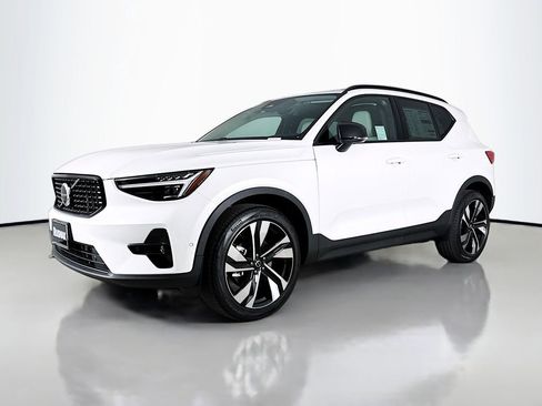 New 2026 Volvo XC40 B5 Plus w/ Climate Package image 3