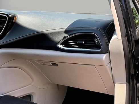 Used 2023 Chrysler Pacifica Limited FWD image 20