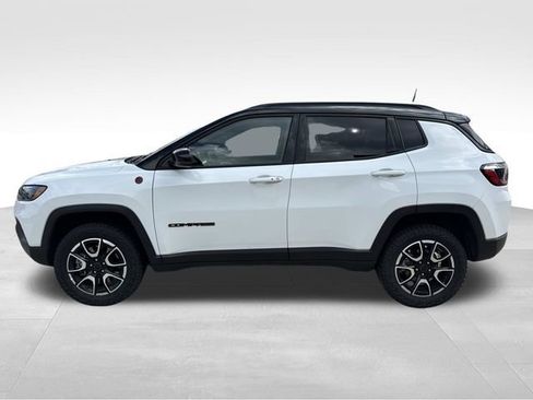 Used 2025 Jeep Compass Trailhawk AWD/4WD image 6