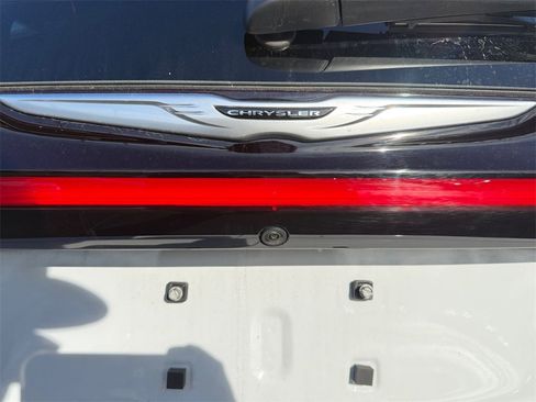 Certified 2025 Chrysler Pacifica Select image 17