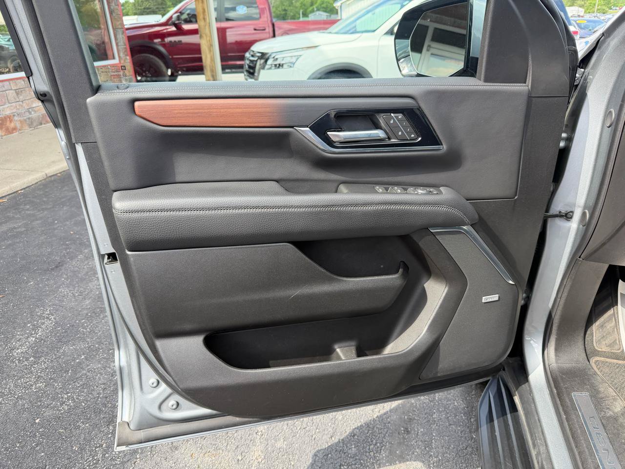 Used 2025 GMC Yukon XL Denali AWD/4WD image 13