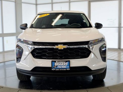 Used 2024 Chevrolet Trax LS w/ Driver Confidence Package FWD image 3