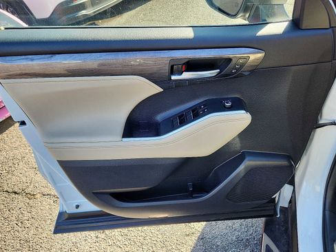 Used 2024 Toyota Highlander Limited image 12