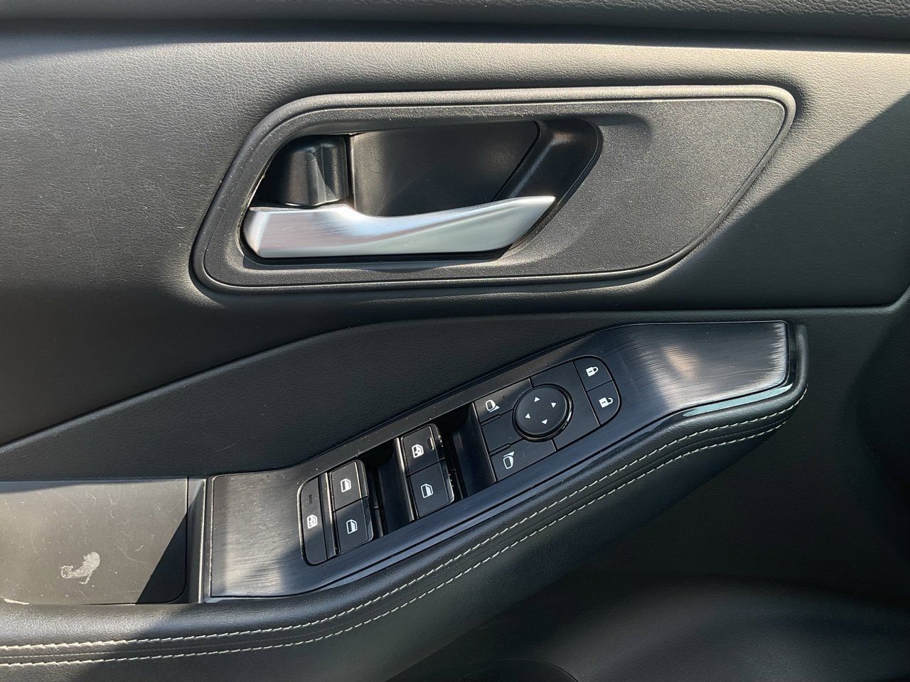 Used 2025 Nissan Rogue SV FWD image 19
