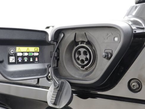 Used 2024 Jeep Wrangler Unlimited Sahara w/ Technology Group AWD/4WD image 4