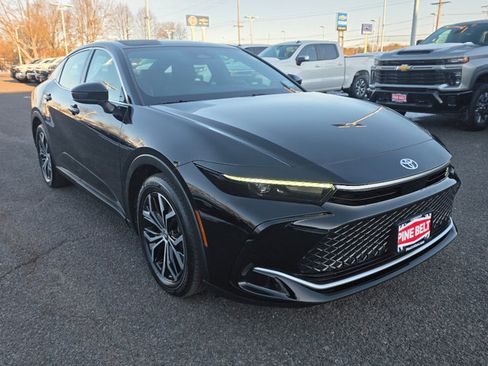 Used 2023 Toyota Crown XLE image 10